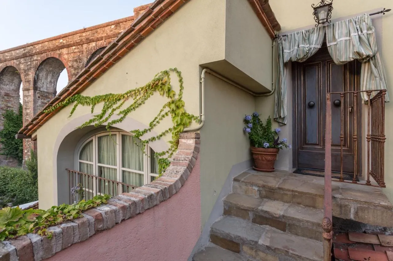 La Dimora Dei Conti, Indulge In A Country Farmhouse Apartment With Jacuzzi Facing The Town! Capannori