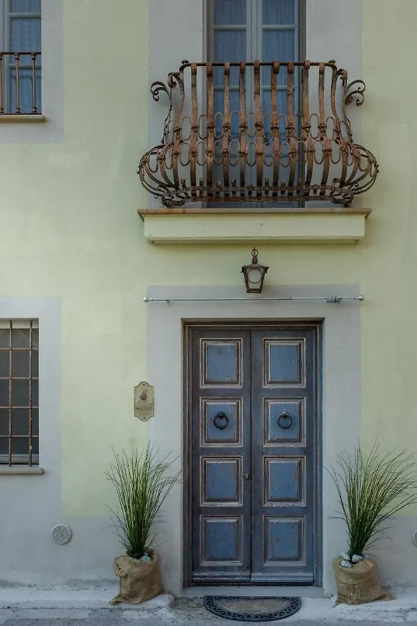 La Dimora Dei Conti, Indulge In A Country Farmhouse Apartment With Jacuzzi Facing The Town! Capannori