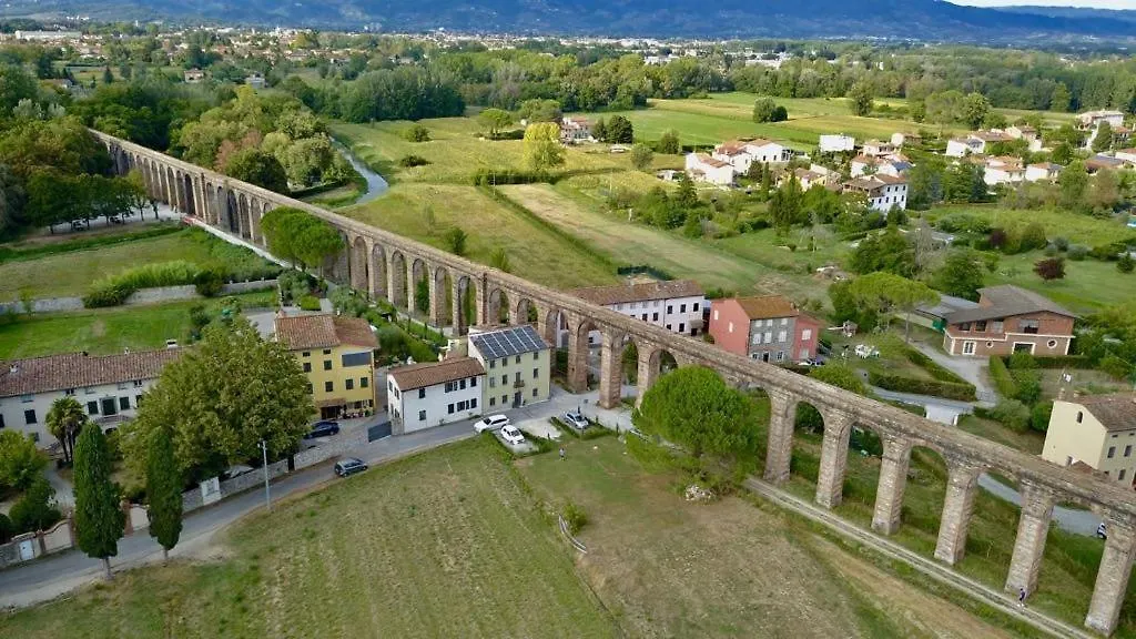 Villa La Dimora Dei Conti, Indulge In A Country Farmhouse Apartment With Jacuzzi Facing The Town! Capannori