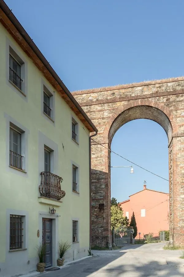 La Dimora Dei Conti, Indulge In A Country Farmhouse Apartment With Jacuzzi Facing The Town! Capannori 0*,