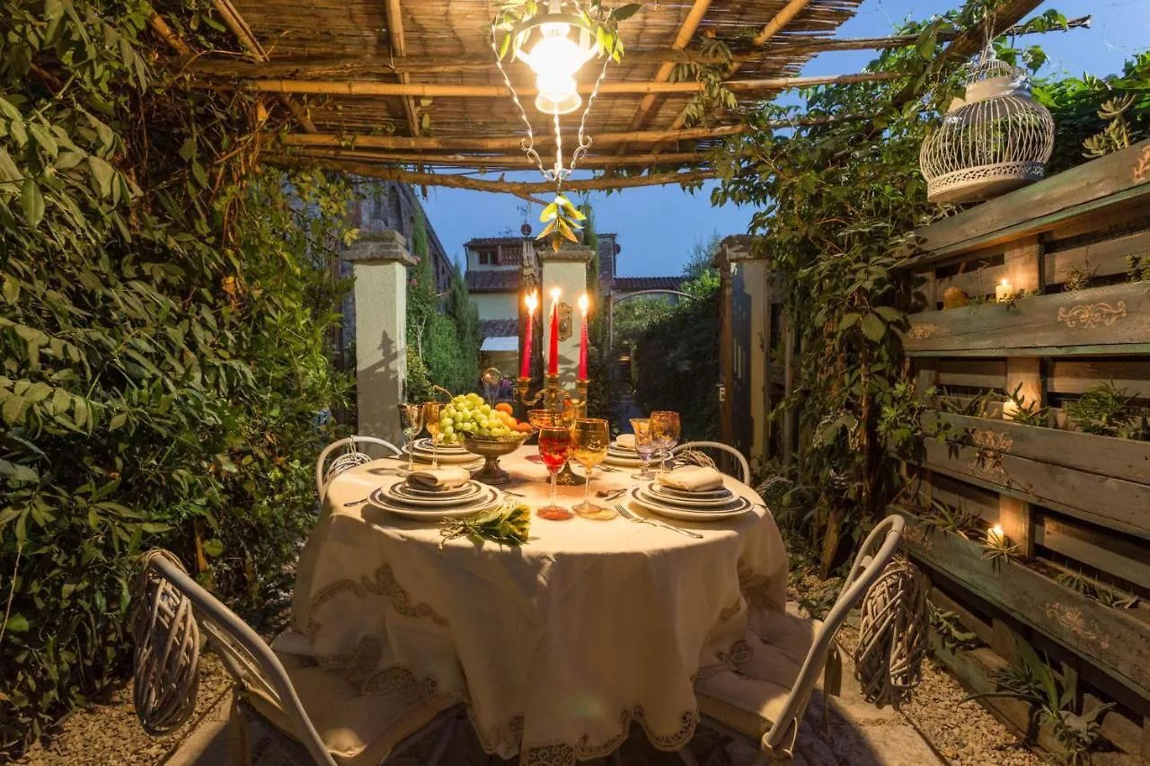 La Dimora Dei Conti, Indulge In A Country Farmhouse Apartment With Jacuzzi Facing The Town! Capannori